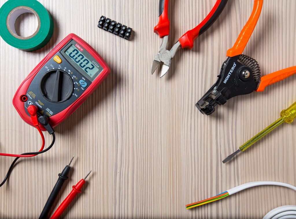 how to test outlet with multimeter